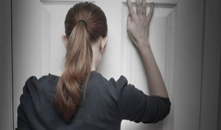 Bewoonster staat voor een gesloten deur in Deurne Bewoonster staat voor een gesloten deur in Deurne